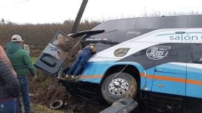 Al menos un muerto tras accidente en Ñiquén: Bus de pasajeros chocó con vehículo y terminó volcado Al menos un muerto tras accidente en Ñiquén: Bus de pasajeros chocó con vehículo y terminó volcado