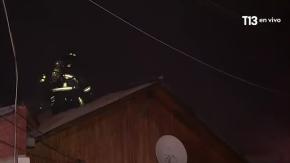 Incendio deja una persona muerta en Conchalí: Siete compañías trabajan en el lugar Incendio deja una persona muerta en Conchalí: Siete compañías trabajan en el lugar
