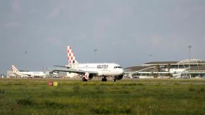 “¡No miren por las ventanas!”: Pasajeros detallan cómo murió un hombre succionado por el motor de un avión en Italia