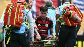 En silla de ruedas: la preocupante imagen de Erick Pulgar en Brasil