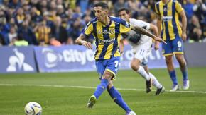 Di María es ovacionado, convierte un gol y sale lesionado en su regreso al fútbol argentino