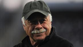 Carlos Caszely dice que Colo-Colo tocó fondo, pero defiende a cuestionado jugador: "Es el único que grita"