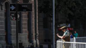 Conductor ebrio atropelló a Carabinero al intentar escapar de una fiscalización fuera de La Moneda Conductor ebrio atropelló a Carabinero al intentar escapar de una fiscalización fuera de La Moneda