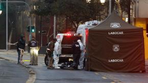 Sujetos eran extranjeros y uno murió: Lo que se sabe de balacera en plena Alameda donde detective PDI frustró asalto Sujetos eran extranjeros y uno murió: Lo que se sabe de balacera en plena Alameda donde detective PDI frustró asalto