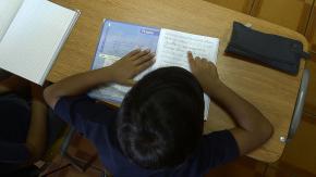 Denuncian que profesora encerró a niño de 5 años en una caja y se sentó encima en escuela de Los Lagos