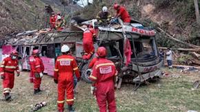 Al menos 18 muertos dejó la caída de un bus por un barranco en Perú 