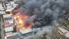 Gigantesco incendio afecta a bodega en Concepción: al menos 40 viviendas en riesgo