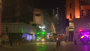 Temperaturas extremas en bodega ilegal dificultan control total de incendio en edificio de Santiago