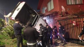 Violento choque termina con auto incrustado en casa en Macul: conductor habría estado drogado”