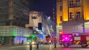 Temperaturas extremas en bodega ilegal dificultan control total de incendio en edificio de Santiago