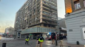 Desvíos en el centro de Santiago por trabajos tras incendio en edificio: revisa las rutas alteradas