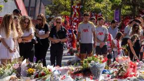 Esposa de Diogo Jota visita memorial al jugador que hicieron los hinchas: la acompañaron los jugadores del Liverpool