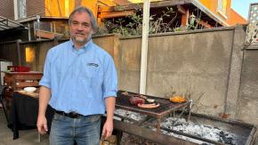 #CómoLoHizo: Emprendedor bueno para la parrilla hace asados a domicilio con "Solo Brasas"