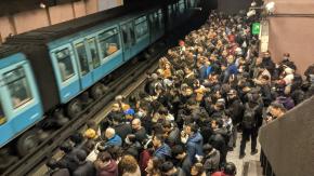 Pasajeros reportan problemas en Línea 1 de Metro de Santiago: habría corte de energía