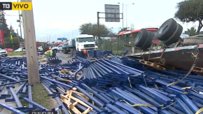 Camión con carga pesada volcó en Caletera de Autopista Vespucio Norte en Quilicura”
