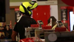 Cajera y cliente se coludieron para robar en supermercado de Punta Arenas: la acusan de no cobrar mercadería y esto arriesga