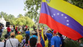 Transporte y "el poder adquisitivo": Venezolanos eligen lo que más extrañarían de Chile en caso de irse del país