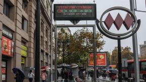 Metro de Santiago informa retraso en frecuencia de Línea 1: Revisa el estado de la red