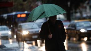 Revisa a qué hora comenzará a llover este lunes en la región Metropolitana Revisa a qué hora comenzará a llover este lunes en la región Metropolitana