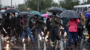 Vuelven las precipitaciones a Santiago: Revisa AQUÍ dónde lloverá este viernes feriado