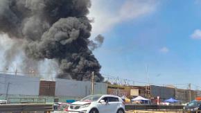 Incendio de gran magnitud se registra en terminal agrícola de Arica
