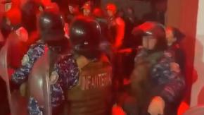 “La policía mirando”: Revelan video con salida de hinchas de Independiente tras golpiza a parcialidad de la U