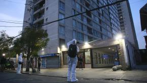 Denuncian que encapuchados simulan ser policías para tomarse departamentos allanados: “Me apuntó con un zapato”