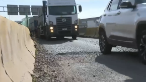 Hoyos y carreteras dañadas causan daños en vehículos y viviendas próximas a la Capital