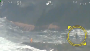 Encuentran con vida a uno de los pescadores que naufragó en medio de tormenta