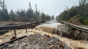 Lluvias provocaron socavón en la Carretera Austral en Chaitén: Senapred informó cinco comunas con tránsito interrumpido en Los Lagos Lluvias provocaron socavón en la Carretera Austral en Chaitén: Senapred informó cinco comunas con tránsito interrumpido en Los Lagos