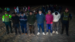 Detienen a seis "coyotes" que transportaban decenas de migrantes de Chile a Perú