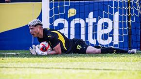 VIDEO | La espectacular tapada que marcó el estreno de Brayan Cortés en Peñarol