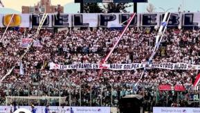 “Amenaza y burla”: Así reaccionó la prensa argentina a irónico lienzo de Colo-Colo contra Independiente