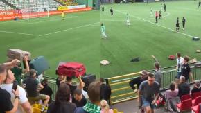 "¡Que se vayan todos!": Hinchas realizan insólita protesta lanzando maletas a la cancha por malos resultados