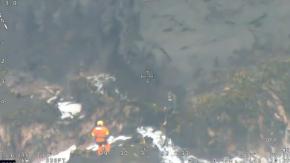 VIDEO | El momento en que hallan con vida a uno de los tripulantes de lancha hundida en Punta Arenas