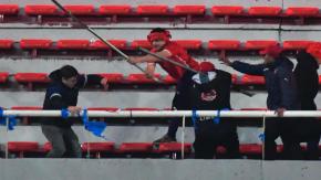 Desnudados y ensangrentados: Se reportan brutales agresiones a hinchas de Universidad de Chile en Argentina Desnudados y ensangrentados: Se reportan brutales agresiones a hinchas de Universidad de Chile en Argentina