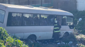 Bus escolar que trasladaba a menores cae por zanja en Coronel: hay al menos 18 lesionados 