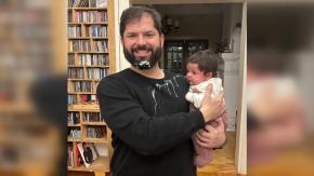 "Feliz día les desea nuestra Violeta": La divertida foto con la que el Presidente Boric saludó a los niños en su día