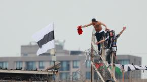 Intentó pasar de una galería a otra: Lo que se sabe del hincha de Colo-Colo que murió en el Monumental Intentó pasar de una galería a otra: Lo que se sabe del hincha de Colo-Colo que murió en el Monumental