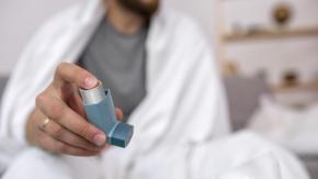 No sólo los niños deben utilizar aerocámara: Los 4 errores más comunes al usar inhalador (puff) y cómo remediarlos No sólo los niños deben utilizar aerocámara: Los 4 errores más comunes al usar inhalador (puff) y cómo remediarlos