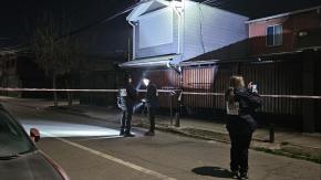 Desconocidos irrumpen en un cumpleaños en La Pintana y disparan contra dos hermanos: uno está en riesgo vital