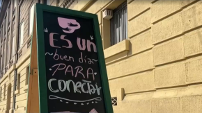 "Conectar": El café en Providencia que emplea a personas con síndrome de Down
