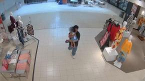 Video muestra el momento exacto en que hombre secuestra a una niña en un centro comercial en EE.UU. Video muestra el momento exacto en que hombre secuestra a una niña en un centro comercial en EE.UU.