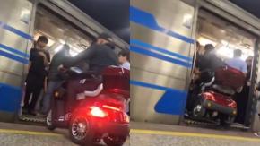 Insólito: Hombre ingresó en motocicleta a un tren repleto del Metro de Santiago y generó ola de reacciones en redes