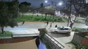 VIDEO | Conductor intenta atropellar a asaltantes que quisieron realizarle portonazo en Maipú: Frustró el crimen VIDEO | Conductor intenta atropellar a asaltantes que quisieron realizarle portonazo en Maipú: Frustró el crimen
