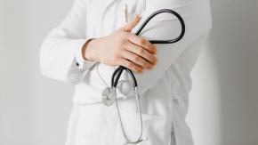 Revelan que 13 médicos extranjeros han ejercido en la salud pública sin aprobar el Eunacom: uno lo reprobó 9 veces