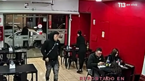 Captan "lanzazo" en local de sushi: Sujeto entró y robó celular frente a niña