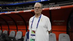 Con gol histórico incluido: El emotivo homenaje que preparan amigos de Bielsa para su visita a Chile en octubre