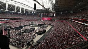 Realizan funeral masivo para Charlie Kirk: Transmisión en vivo, música y discurso de Trump ante miles de personas en un estadio