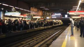 Mujer relata insólita reacción de pasajeros tras interrupción del servicio de Metro por persona en la vía: “A lo mejor es una estupidez, pero..." Mujer relata insólita reacción de pasajeros tras interrupción del servicio de Metro por persona en la vía: “A lo mejor es una estupidez, pero..."